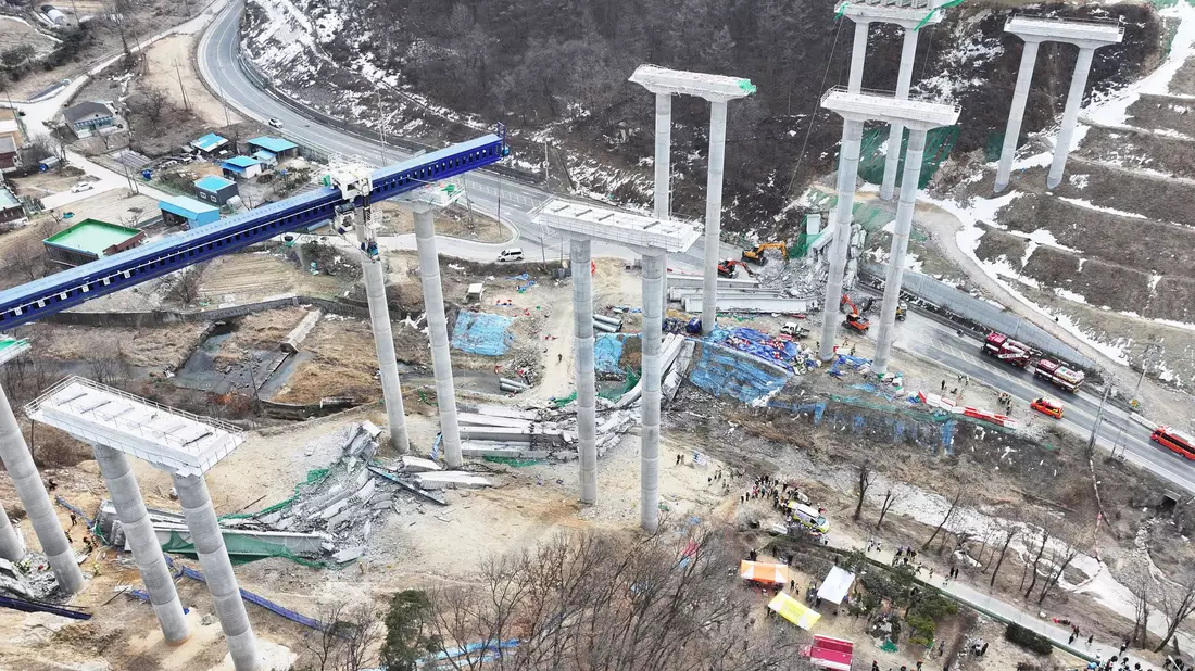 Mindestens zwei Personen bei einem Brückeneinsturz in Südkorea gestorben.  - Bild: Hong Ki-won/Yonhap via AP/dpa