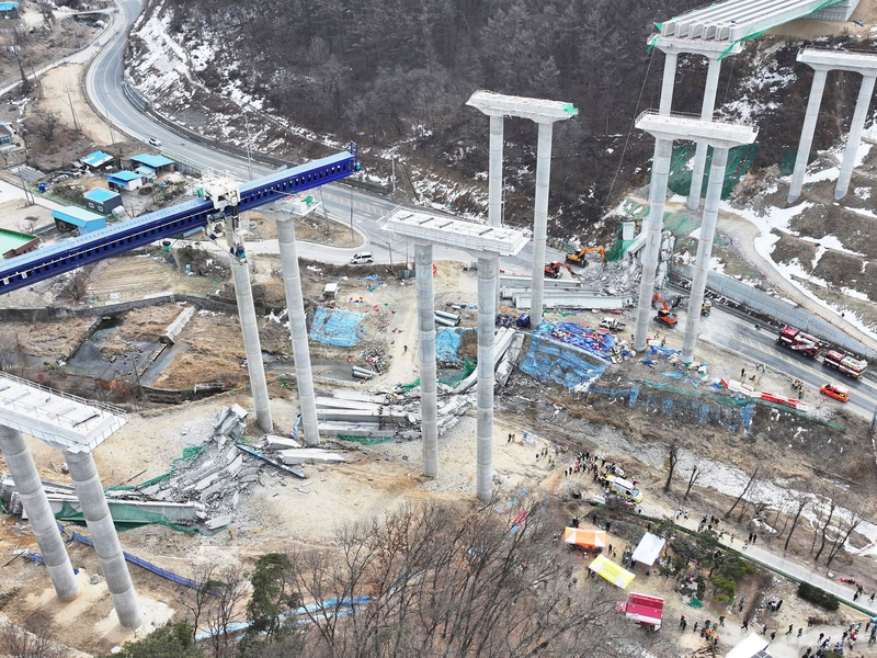 Mindestens zwei Personen bei einem Brückeneinsturz in Südkorea gestorben.  - Foto: Hong Ki-won/Yonhap via AP/dpa