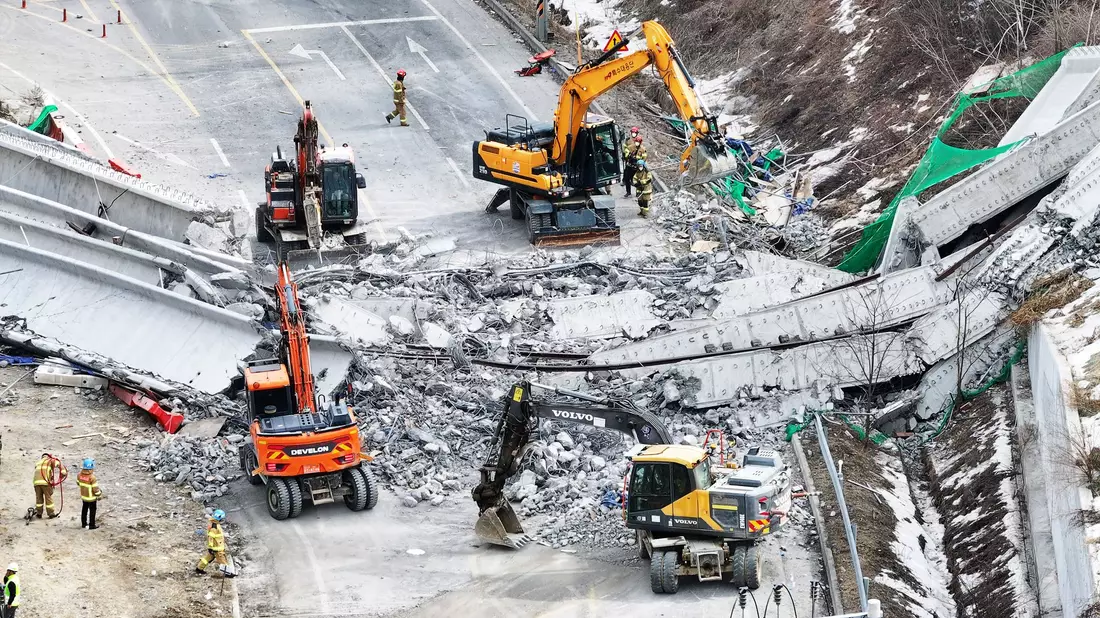 Mindestens zwei Personen bei einem Brückeneinsturz in Südkorea gestorben.  - Bild: -/Yonhap/dpa