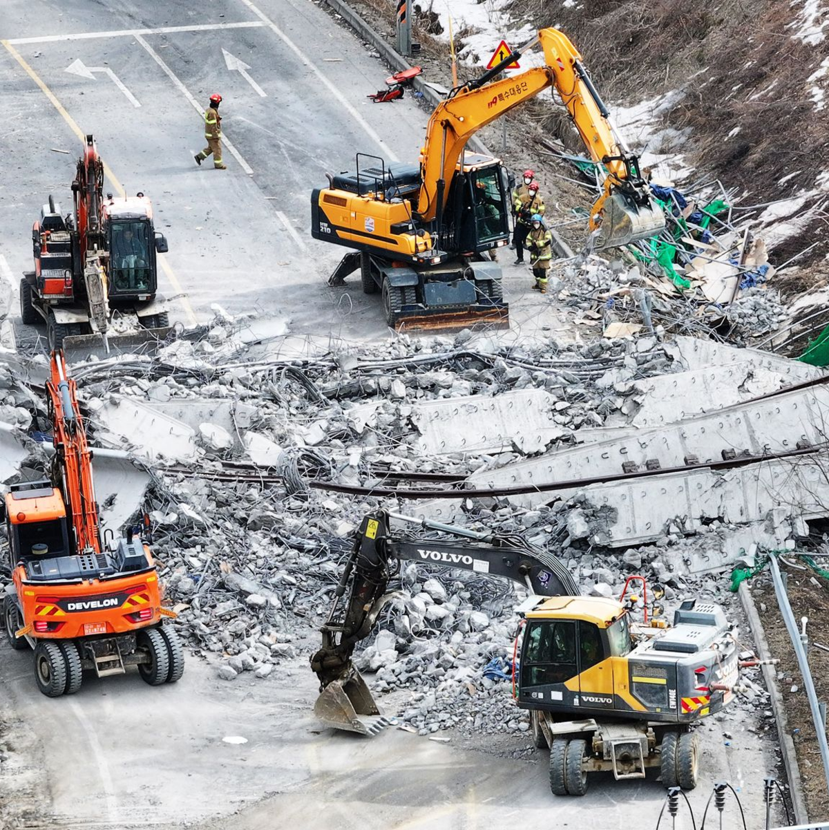 Mindestens zwei Personen bei einem Brückeneinsturz in Südkorea gestorben.  - Foto: -/Yonhap/dpa