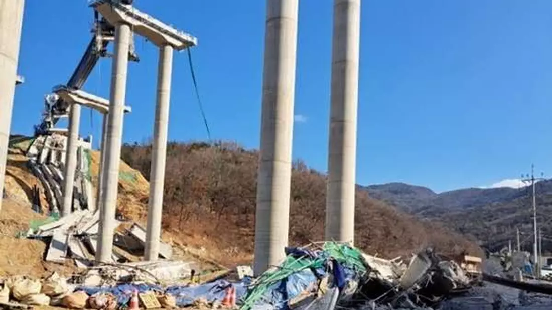 Mindestens zwei Personen bei einem Brückeneinsturz in Südkorea gestorben.  - Bild: -/XinHua/dpa