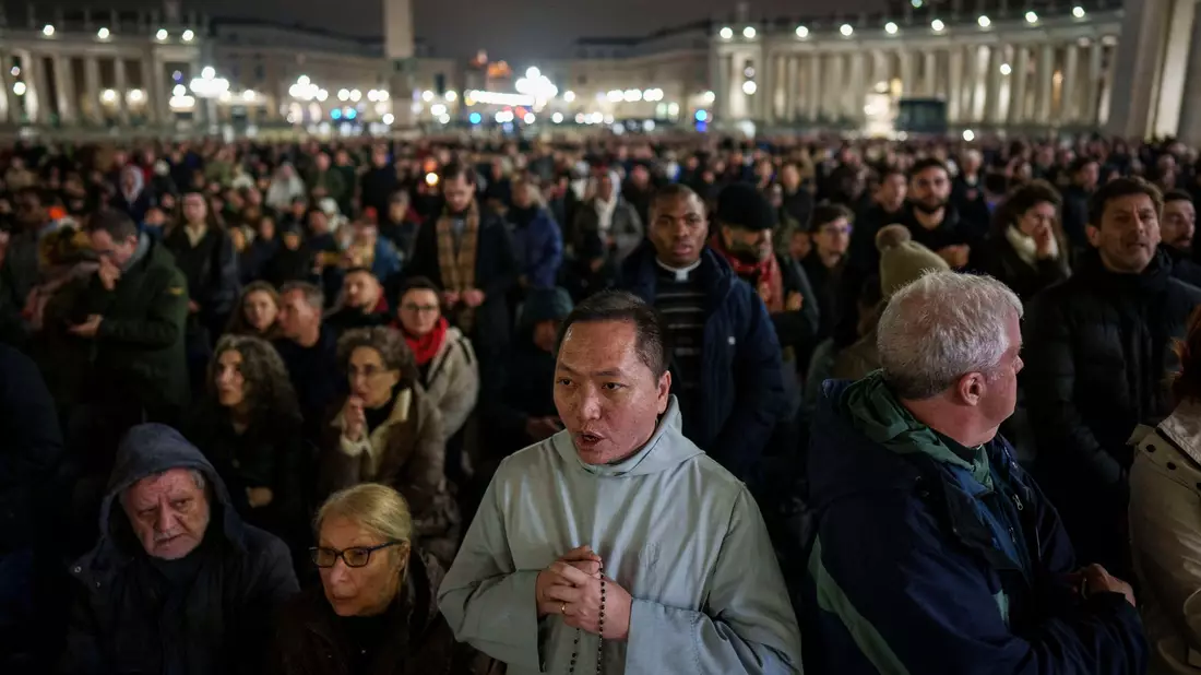 Auf dem Petersplatz beten Tausende Gläubige für den schwer kranken Papst Franziskus den Rosenkranz.  - Bild: Bernat Armangue/AP/dpa