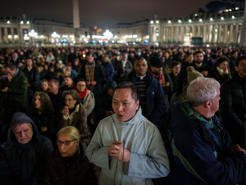 Auf dem Petersplatz beten Tausende Gläubige für den schwer kranken Papst Franziskus den Rosenkranz.  - Foto: Bernat Armangue/AP/dpa