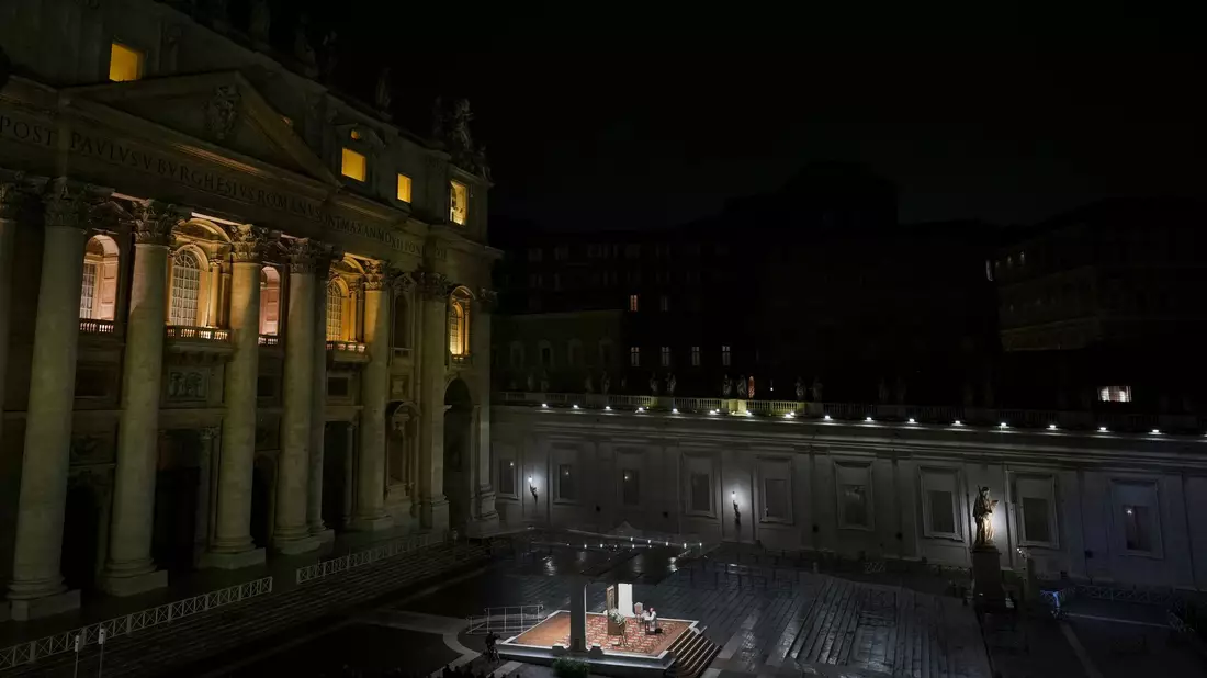 Auf dem Petersplatz versammeln sich nun jeden Abend Gläubige zum Gebet für Papst Franziskus.  - Bild: Kirsty Wigglesworth/AP/dpa