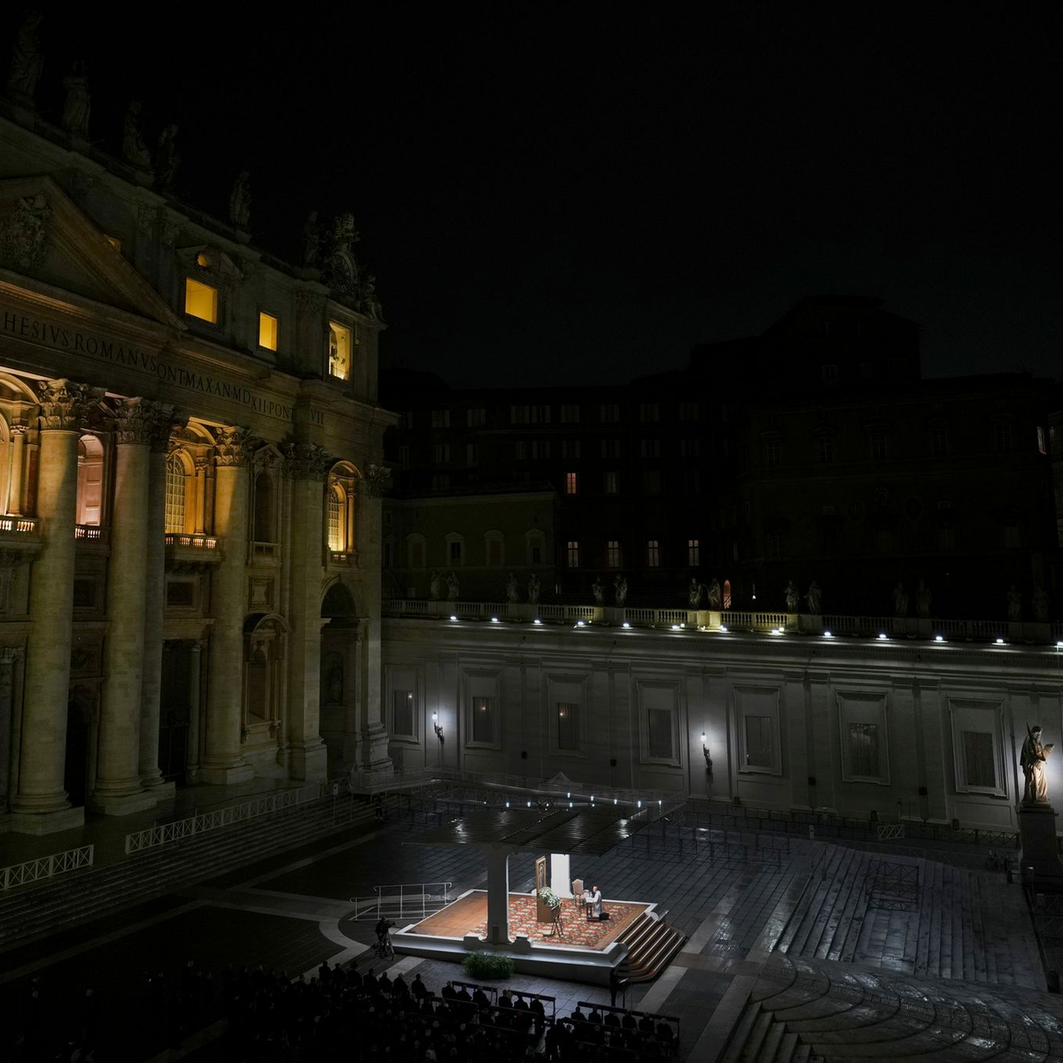 Auf dem abendlichen Petersplatz beten Tausende Gläubige für den schwer kranken Papst Franziskus den Rosenkranz.  - Foto: Kirsty Wigglesworth/AP/dpa