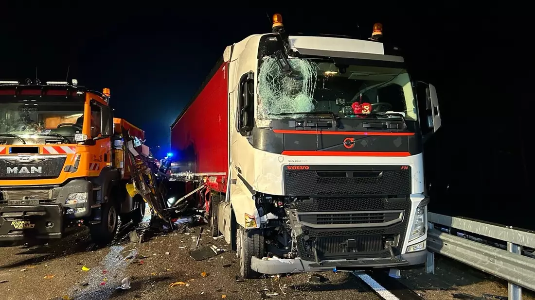 POL-PDKL: Sattelzug gerät in Vollbrand...Zweiter Sattelzug fährt in Stauende... - Bild: presseportal.de