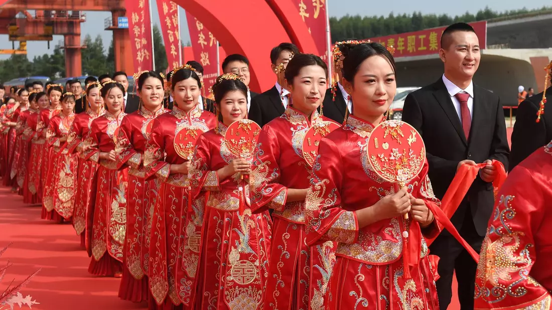 In China ist die Zahl der Eheschließungen rückläufig. Ein Unternehmen wollte seine Mitarbeiter daher zu nun ihrem Glück zwingen - doch die Behörden schritten schnell ein. (Symbolbild).  - Bild: Lu Boan/XinHua/dpa