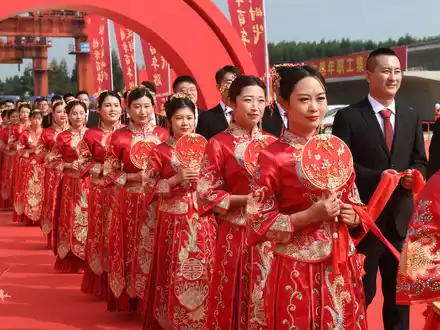 In China ist die Zahl der Eheschließungen rückläufig. Ein Unternehmen wollte seine Mitarbeiter daher zu nun ihrem Glück zwingen - doch die Behörden schritten schnell ein. (Symbolbild).  - Foto: Lu Boan/XinHua/dpa