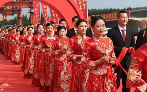 In China ist die Zahl der Eheschließungen rückläufig. Ein Unternehmen wollte seine Mitarbeiter daher zu nun ihrem Glück zwingen - doch die Behörden schritten schnell ein. (Symbolbild).  - Foto: Lu Boan/XinHua/dpa