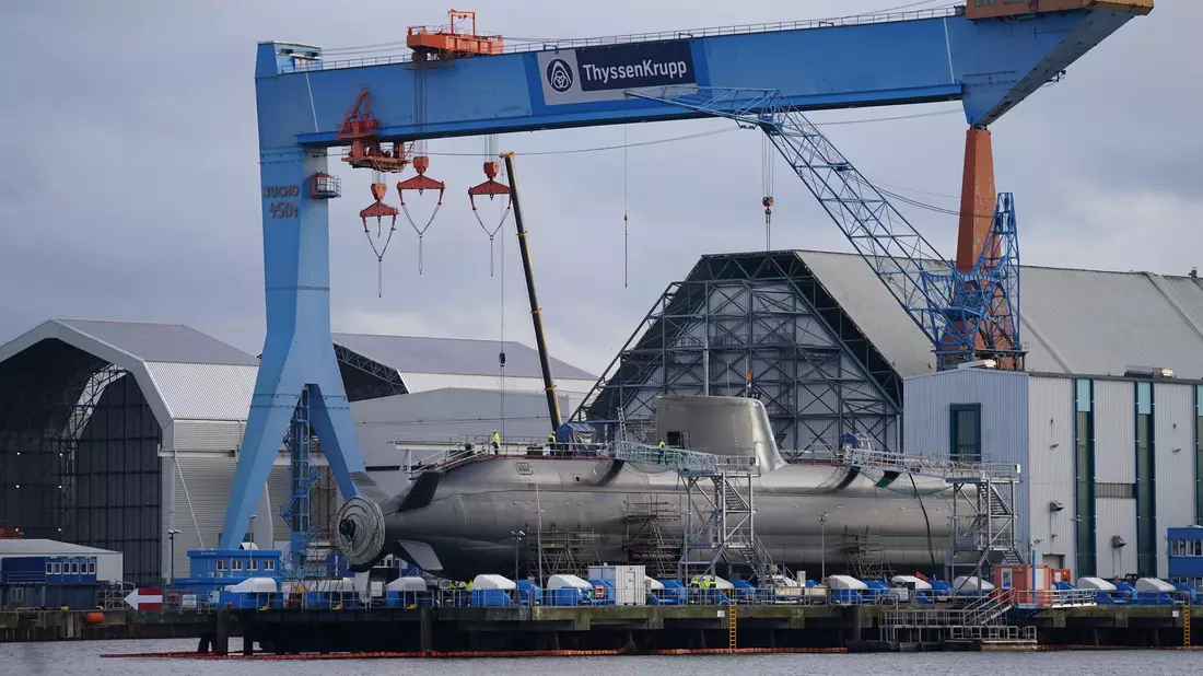 Blick auf die Kieler Werft von TKMS mit einem im Bau befindlichen U-Boot. - Bild: Marcus Brandt/dpa