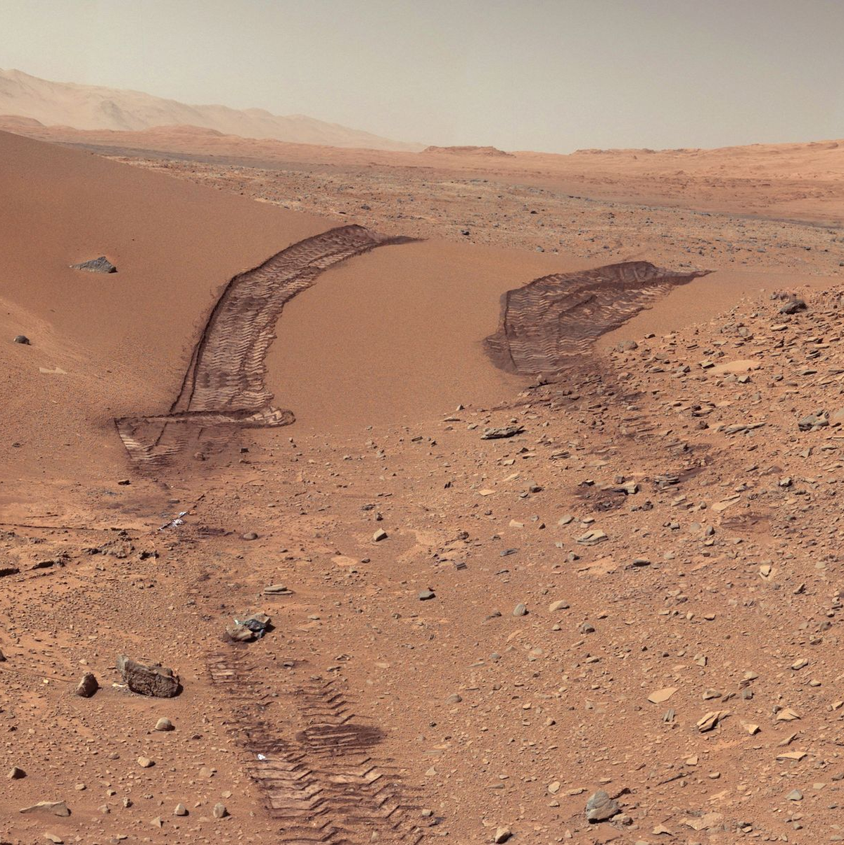 Roter Marsboden mit Spuren des Marsrovers «Opportunity» (Archivbild) - Foto: Nasa/Jpl-Caltech/Msss/Press Association Images/dpa