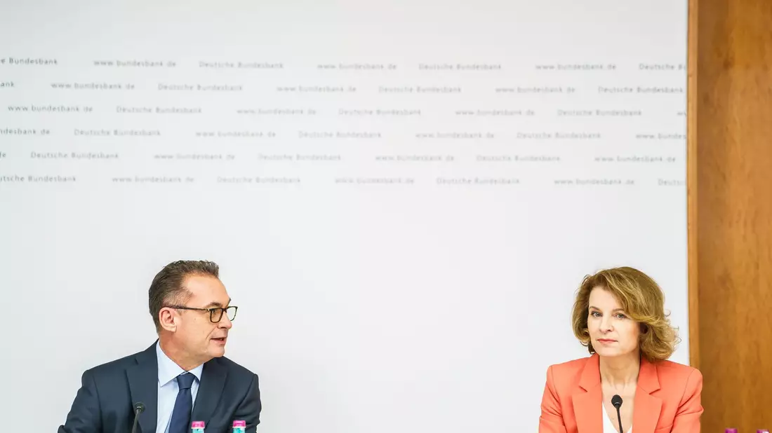 Bundesbank-Präsident Nagel stimmte schon bei der Bilanzvorlage 2024 auf mögliche Verluste ein (Archivbild) - Bild: Andreas Arnold/dpa