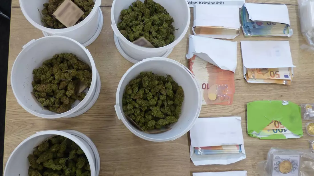 POL-REK: 250225-1: Drogen und Bargeld bei mehreren Durchsuchungen sichergestellt - Bild: presseportal.de