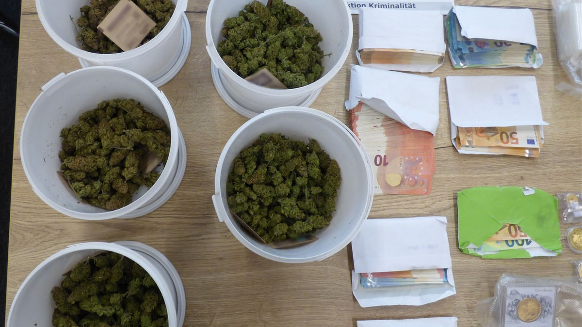 POL-REK: 250225-1: Drogen und Bargeld bei mehreren Durchsuchungen sichergestellt - Foto: presseportal.de