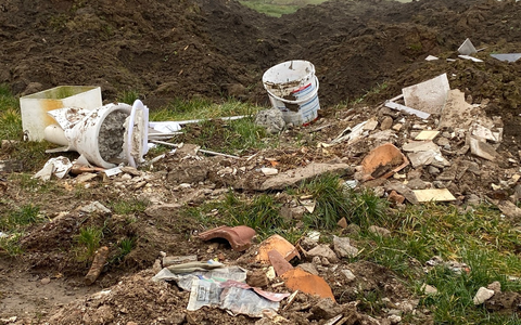 POL-PDLD: Bauschutt abgeladen - Foto: presseportal.de