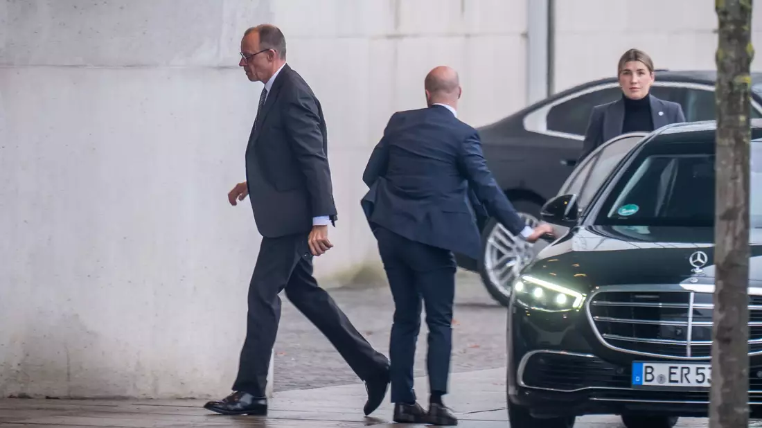 Zwei Tage nach der gewonnenen Bundestagswahl berät Unions-Kanzlerkandidat Friedrich Merz (CDU) mit Kanzler Olaf Scholz (SPD) über das Vorgehen in der Übergangsphase. Dabei könnte auch ein konkretes Vorhaben eine Rolle spielen. - Bild: Michael Kappeler/dpa