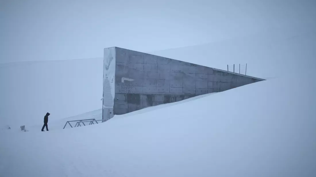 Eine schwere Stahltür führt eingebettet in einen spektakulären Betoneingang ins Innere eines schneebedeckten Berges. (Archivbild) - Bild: Steffen Trumpf/dpa