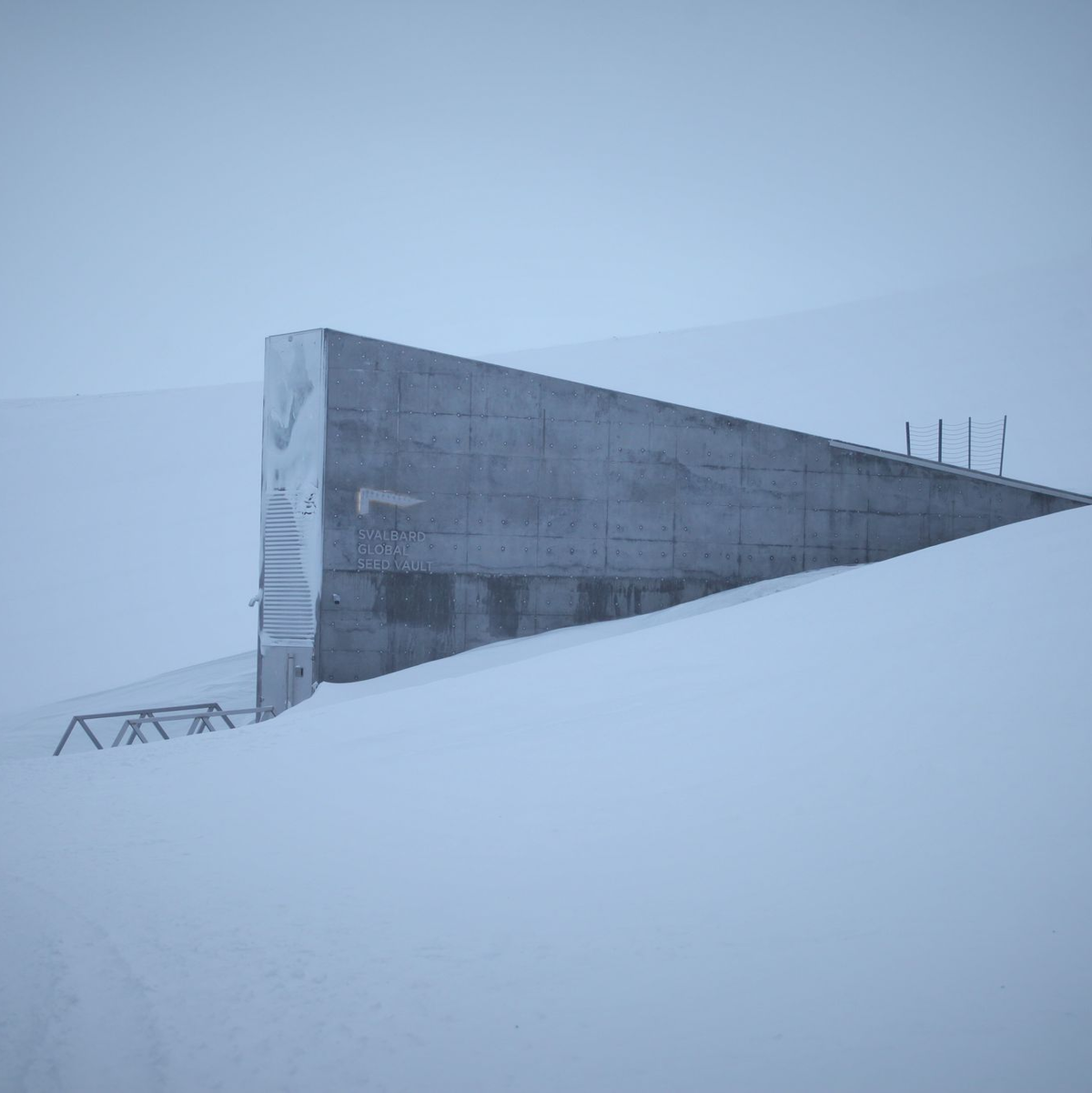 Eine schwere Stahltür führt eingebettet in einen spektakulären Betoneingang ins Innere eines schneebedeckten Berges. (Archivbild) - Foto: Steffen Trumpf/dpa