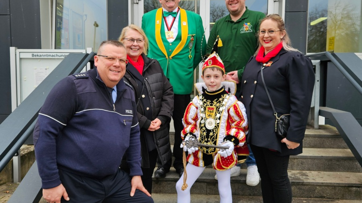 POL-DN: Närrischer Besuch bei der Polizei Düren - Kinderprinz Fynn II. auf der Wache - Foto: presseportal.de