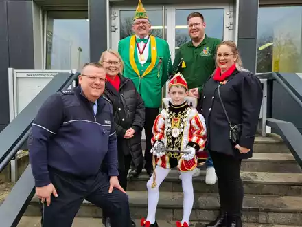POL-DN: Närrischer Besuch bei der Polizei Düren - Kinderprinz Fynn II. auf der Wache - Foto: presseportal.de