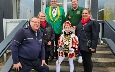 POL-DN: Närrischer Besuch bei der Polizei Düren - Kinderprinz Fynn II. auf der Wache - Foto: presseportal.de
