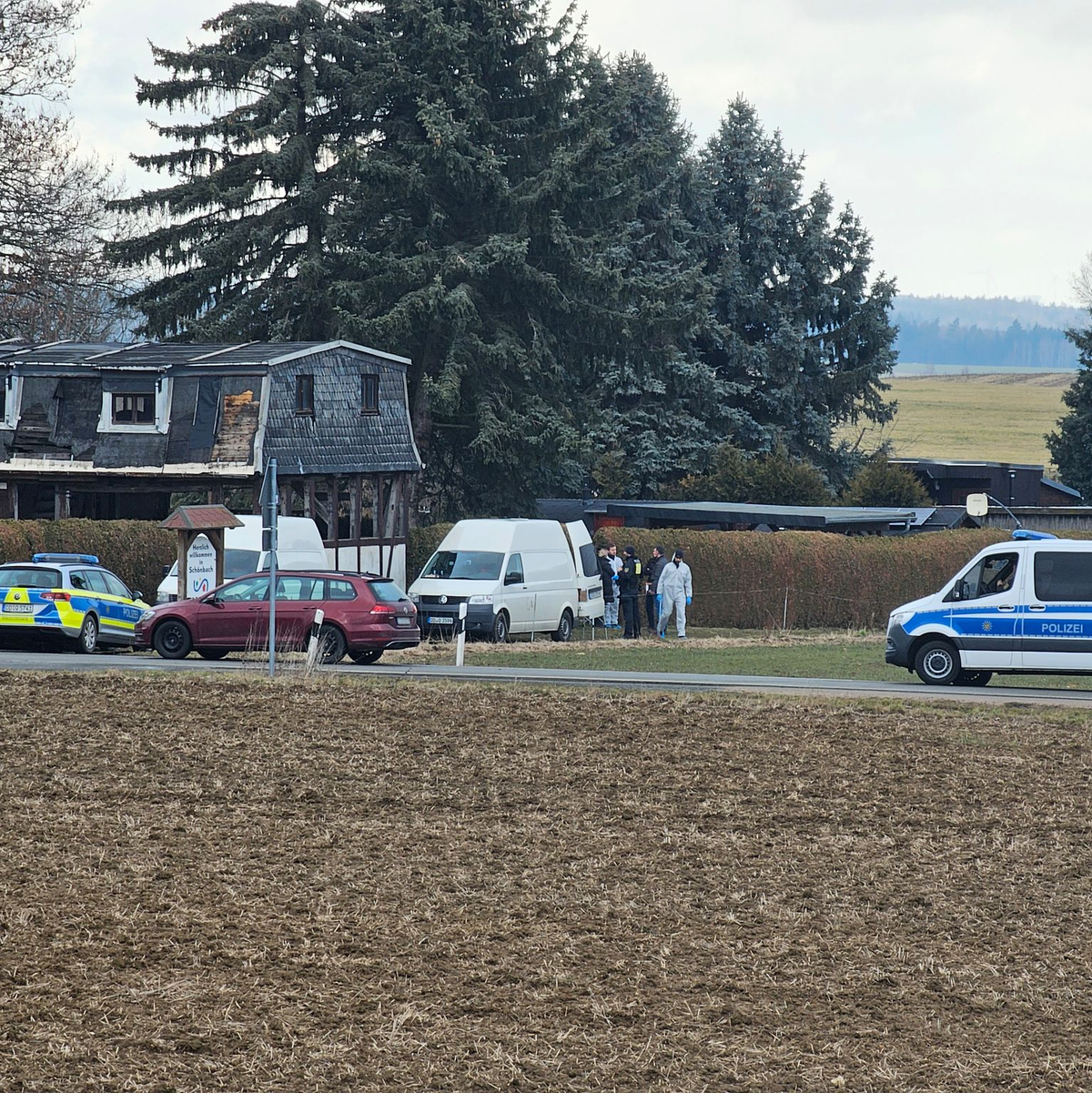 Im Vogtland sind drei Leichen gefunden worden, die Umstände sind noch unklar. - Foto: Mike Mueller/dpa