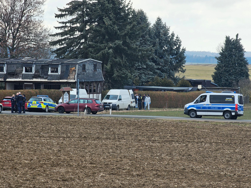 Im Vogtland sind drei Leichen gefunden worden, die Umstände sind noch unklar. - Foto: Mike Mueller/dpa