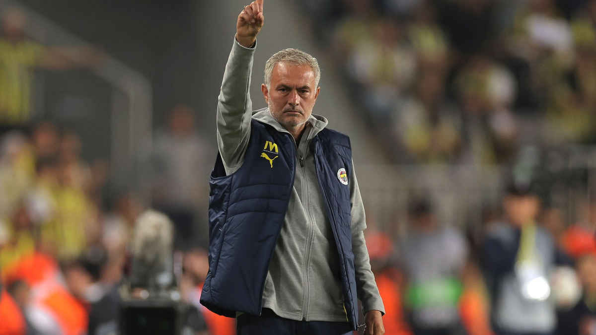 Das Derby und sein Protagonist: «Fener»-Trainer José Mourinho. - Foto: Uncredited/AP