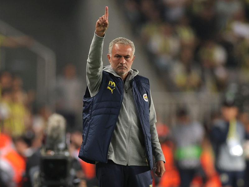 Das Derby und sein Protagonist: «Fener»-Trainer José Mourinho. - Foto: Uncredited/AP