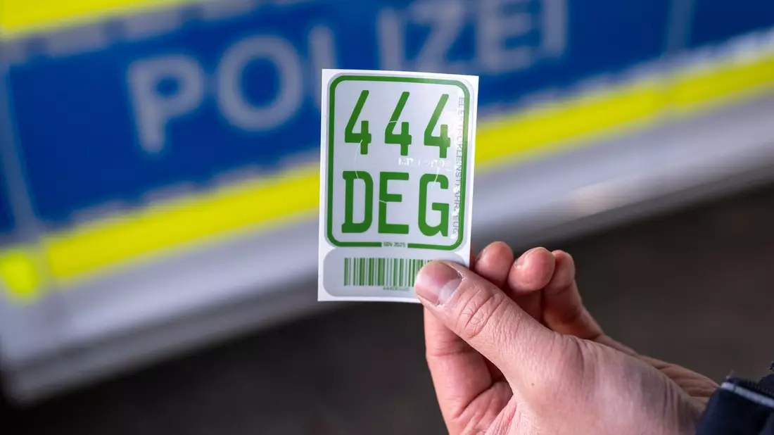 POL-LG: ++ Neues Versicherungskennzeichen ab 1. März 2025 - Aus Blau wird Grün ++ Fahren ohne Versicherungsschutz erfüllt auch bei Unwissenheit den Straftatbestand ++ - Bild: presseportal.de