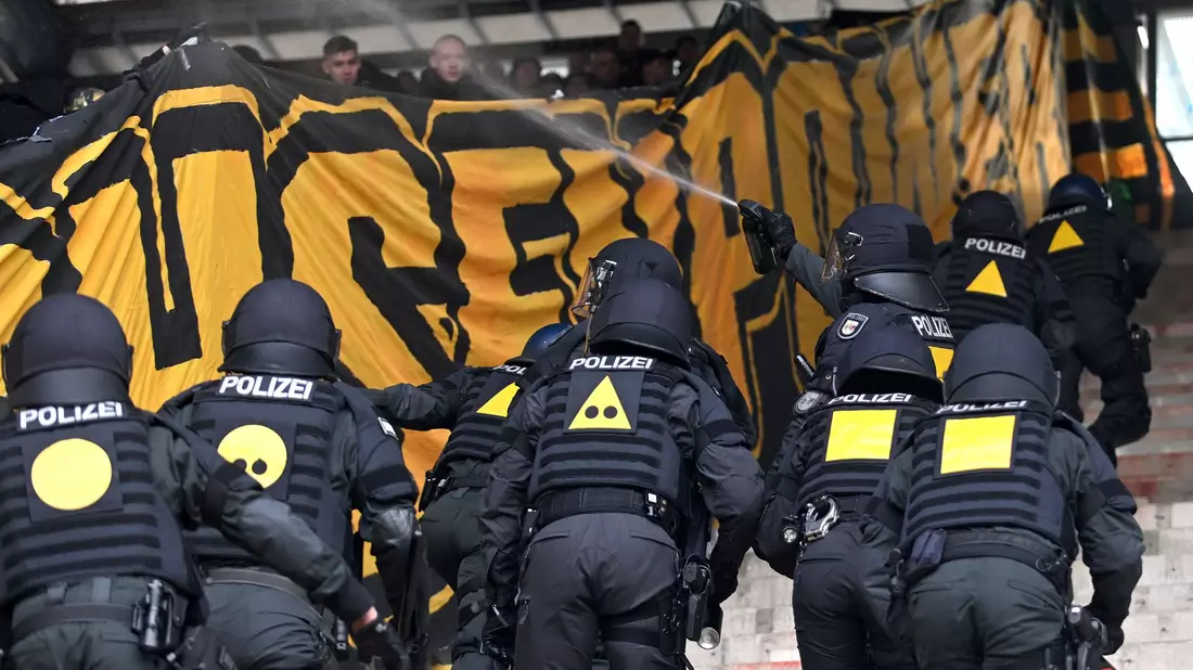 Die Polizei betritt den Pufferblock im Ostseestadion. - Bild: Michael Schwartz/dpa