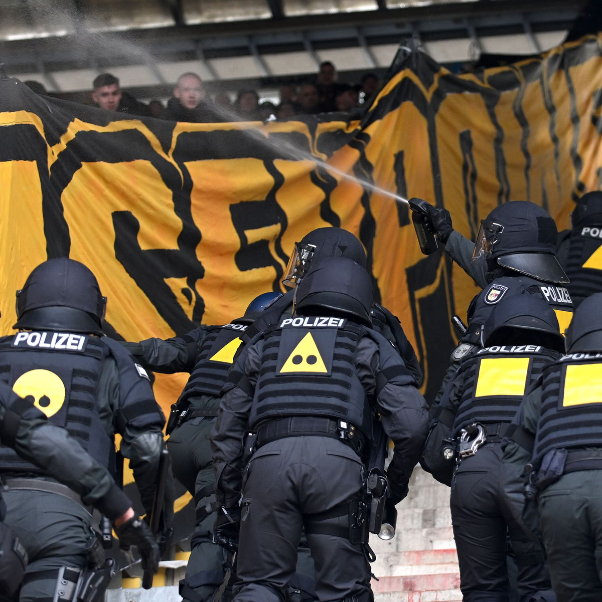 Die Polizei betritt den Pufferblock im Ostseestadion. - Foto: Michael Schwartz/dpa