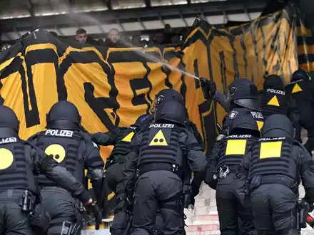 Die Polizei betritt den Pufferblock im Ostseestadion. - Foto: Michael Schwartz/dpa