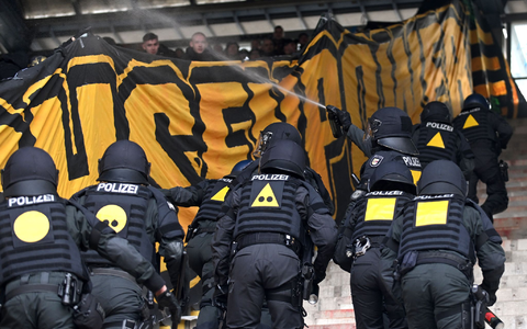 Die Polizei betritt den Pufferblock im Ostseestadion. - Foto: Michael Schwartz/dpa