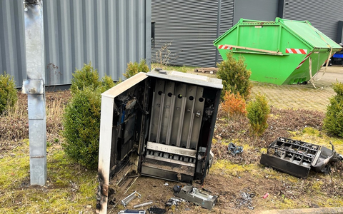 POL-VIE: Willich: Unbekannte schneiden Zigarettenautomat von Halterung - Foto: presseportal.de