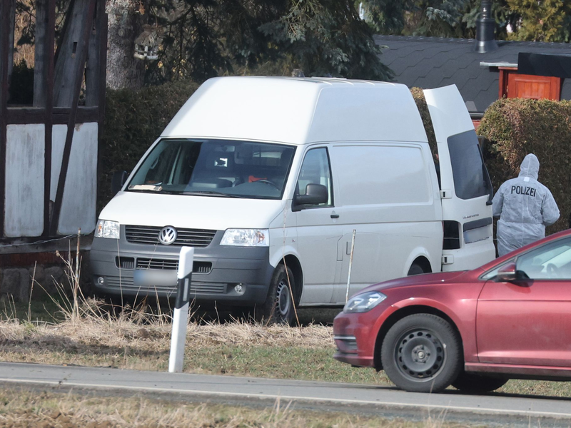 Ein Vater soll in Neumark erst seine beiden Kinder, dann sich selbst getötet haben. In den kommenden Tagen plant die Polizei weitere Ermittlungen am Tatort (Archivbild) - Foto: Bodo Schackow/dpa