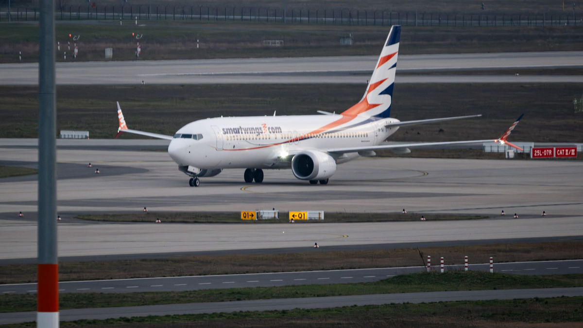 Die Charterflüge bringen Afghaninnen und Afghanen mit einer Aufnahmezusage von Islamabad nach Deutschland. - Foto: Soeren Stache/dpa