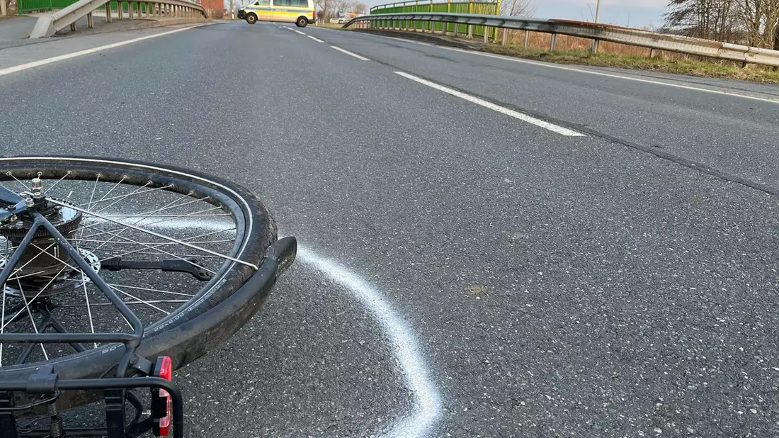 POL-CUX: Schwerer Verkehrsunfall auf der B73 zwischen Belum und Otterndorf - Senior lebensgefährlich verletzt - Strecke weiterhin voll gesperrt (Foto im Anhang) - Bild: presseportal.de
