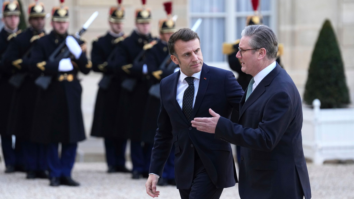 Frankreichs Präsident Emmanuel Macron und der britische Premier Keir Starmer sind in Kontakt mit Donald Trump. - Foto: Aurelien Morissard/AP/dpa
