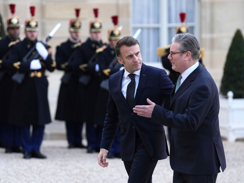 Frankreichs Präsident Emmanuel Macron und der britische Premier Keir Starmer sind in Kontakt mit Donald Trump. - Foto: Aurelien Morissard/AP/dpa
