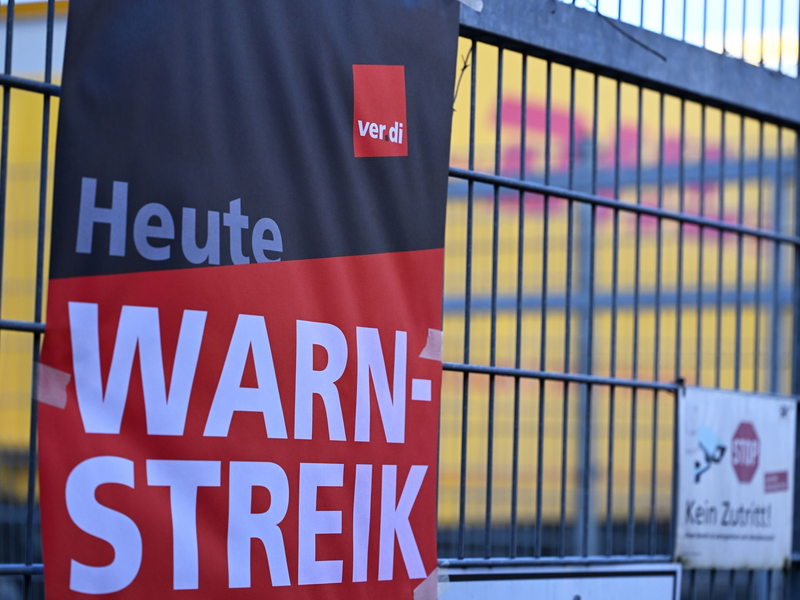 Ein Warnstreik-Plakat an einer DHL-Zustellbasis Ende Januar - an anderen Standorten des Bonner Logistikers wird nun erneut gestreikt. - Foto: Wolf von Dewitz/dpa