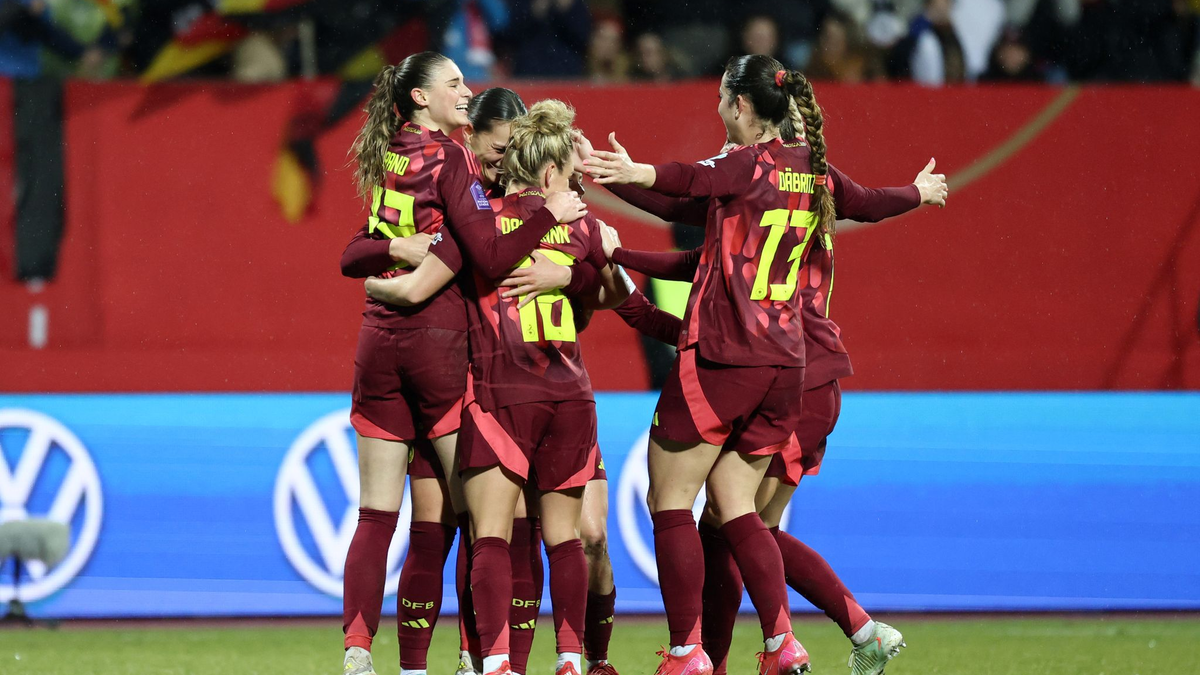 Erster Heimsieg - und das in Nürnberg: Der Unterfranke Wück dirigiert sein Team zum Erfolg. - Foto: Daniel Löb/dpa