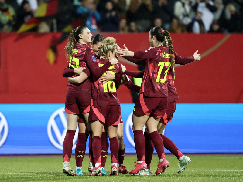 Erster Heimsieg - und das in Nürnberg: Der Unterfranke Wück dirigiert sein Team zum Erfolg. - Foto: Daniel Löb/dpa