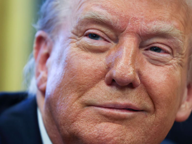 US-Präsident Trump erhöht im Zollstreit den Druck gegen China - und lenkt gegenüber anderen Ländern ein.  - Foto: Uncredited/Pool/AP/dpa