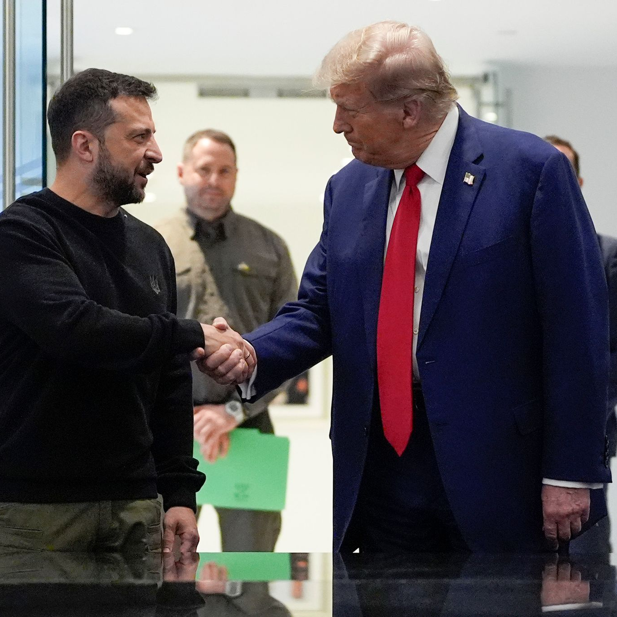 Haben sich angeblich auf einen Deal geeinigt: der ukrainische Staatschef Selenskyj und US-Präsident Trump. (Archivbild) - Foto: Julia Demaree Nikhinson/AP/dpa