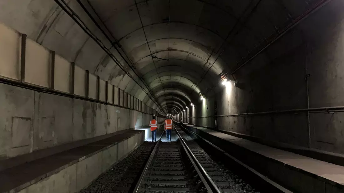 In den Betonwänden von U-Bahntunneln können sogenannte Absorberleitungen verbaut werden. - Bild: Sophie Brosch/dpa