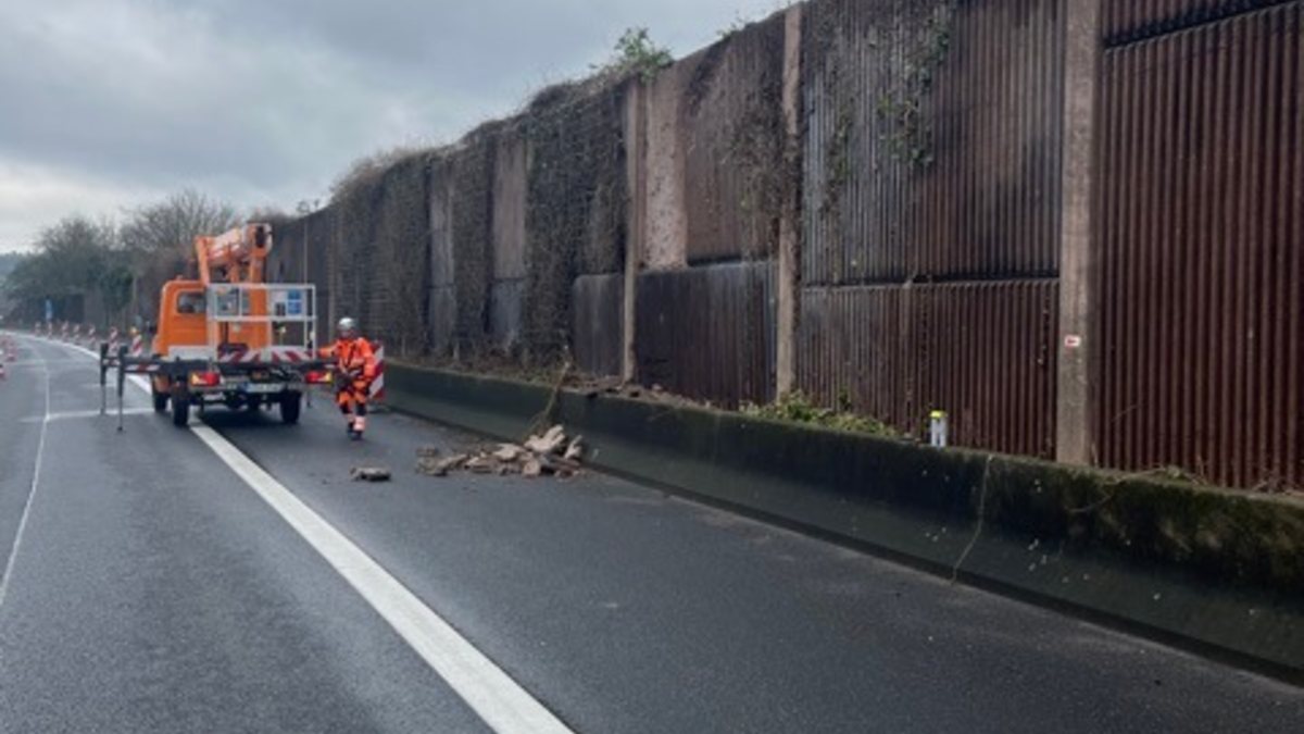 POL-OF: Vorübergehende Fahrbahnsperrung: Trümmerteile einer Lärmschutzwand fielen herab - Foto: presseportal.de