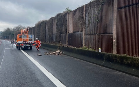 POL-OF: Vorübergehende Fahrbahnsperrung: Trümmerteile einer Lärmschutzwand fielen herab - Foto: presseportal.de POL-OF: Vorübergehende Fahrbahnsperrung: Trümmerteile einer Lärmschutzwand fielen herab - Foto: presseportal.de