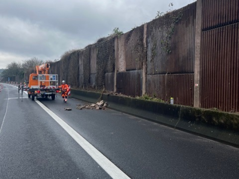 POL-OF: Vorübergehende Fahrbahnsperrung: Trümmerteile einer Lärmschutzwand fielen herab - Foto: presseportal.de