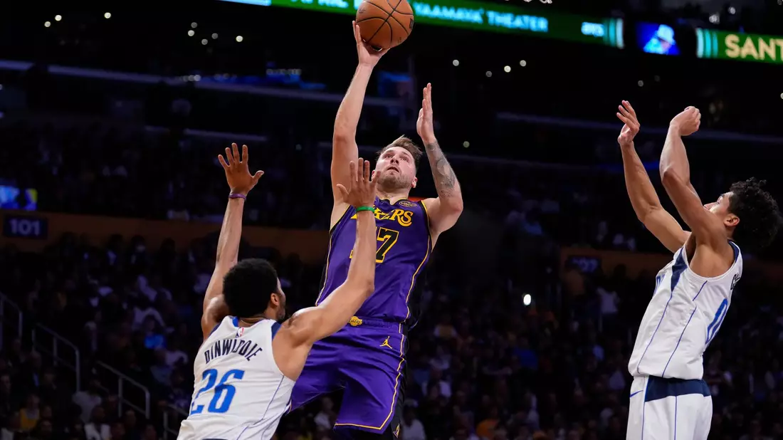 Luka Doncic (M) spielte erstmals gegen sein langjähriges Team. - Bild: Mark J. Terrill/AP/dpa